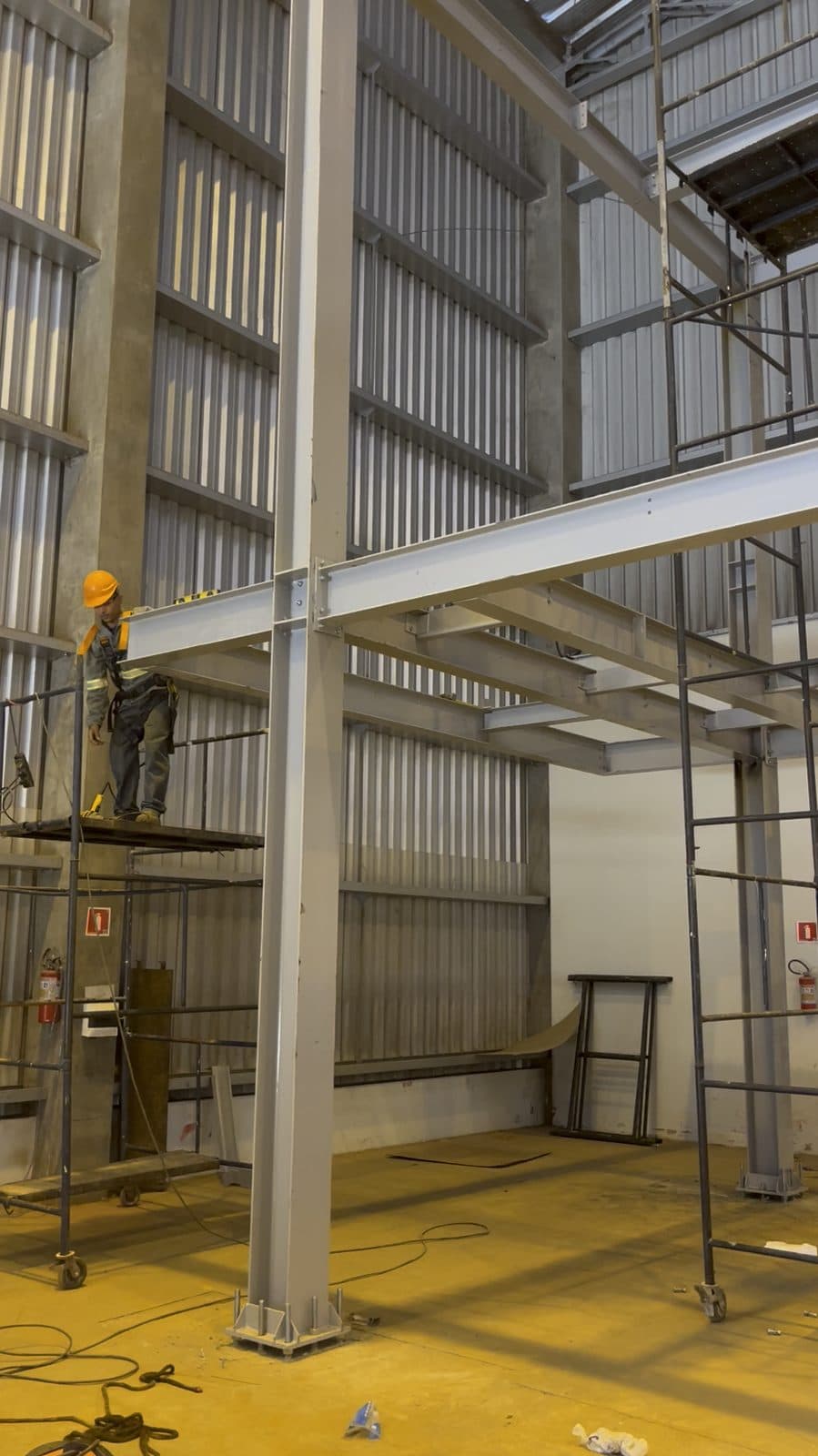 Equipe técnica em reforma industrial