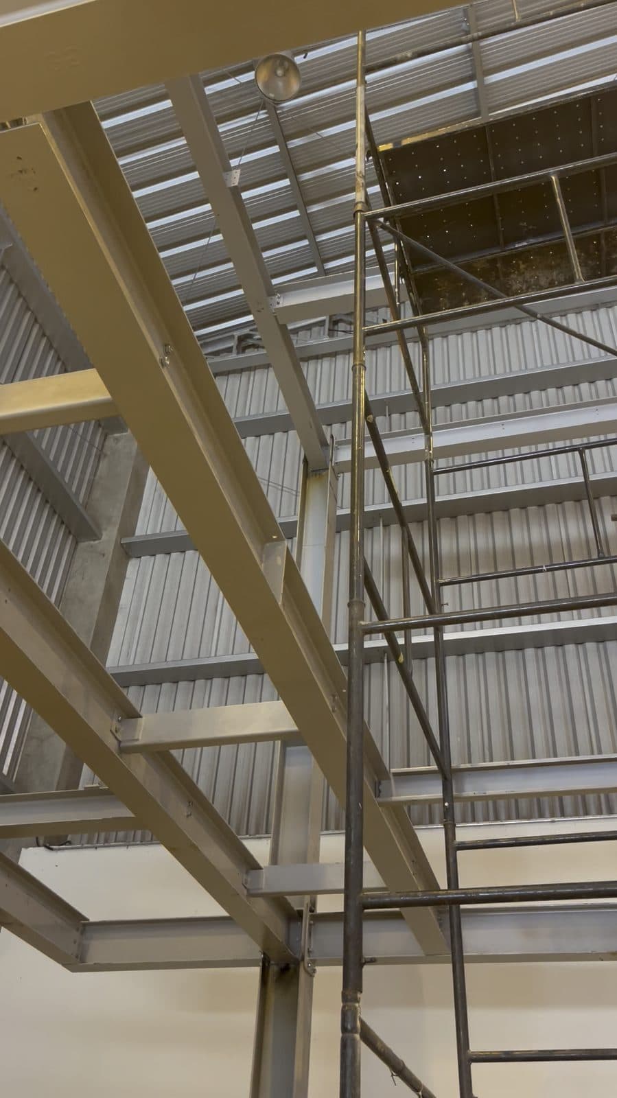 Detalhe da estrutura metálica da reforma AllTech